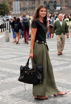 Long Khaki Skirt Street Outfit
  Ideas