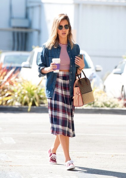 18 Celebrity Summer Outfit Ideas with Mid-Length Skirts | Styles .