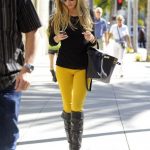 15 Best Outfit Ideas on How to Wear Yellow Jeans - FMag.c