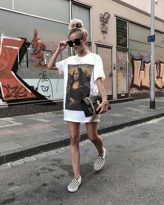 50 How to Wear an Oversized T Shirt Ideas 5 | Casual street style .