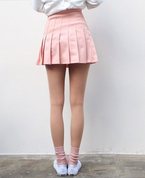 Pin by Amelia Lindroth on stil. | Pleated skirt outfit short .