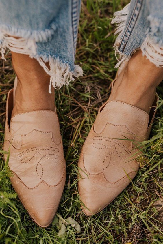 Summer Shoe Ideas for Women. Summer Outfit Ideas. Pointed Toe .