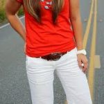 Red t-shirt, white pants, turquoise necklace | Fashi