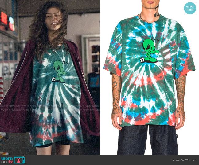 Rue's tie dye alien oversized t-shirt on Euphoria in 2020 .