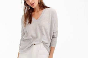 V-neck Boyfriend sweater in everyday cashmere | Cashmere sweater .