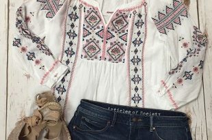 Boho Chic Embroidered Peasant Blouse / Via Instagram .
