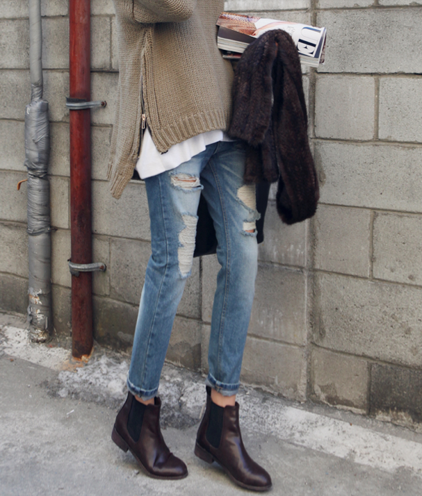 Distressed denim, zipper sweater and ankle boots. | Lässige .