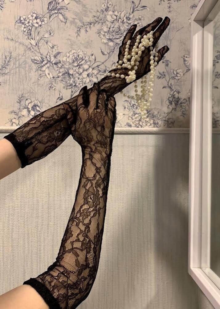 Long Black Gloves Outfit Ideas