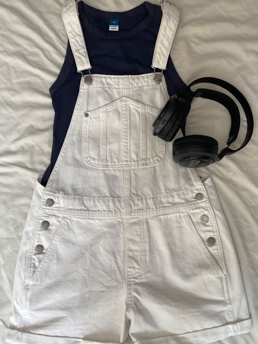 White Overall Shorts Outfit
  Ideas