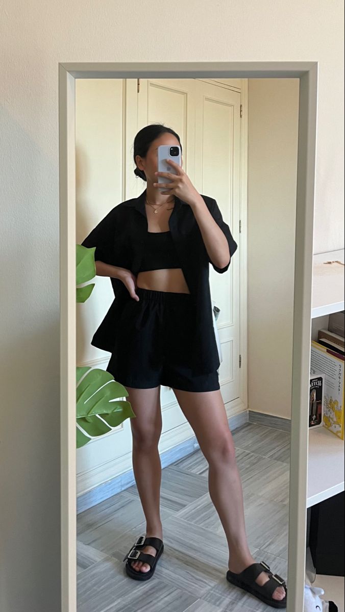Black Skater Skirt Outfit
  Ideas