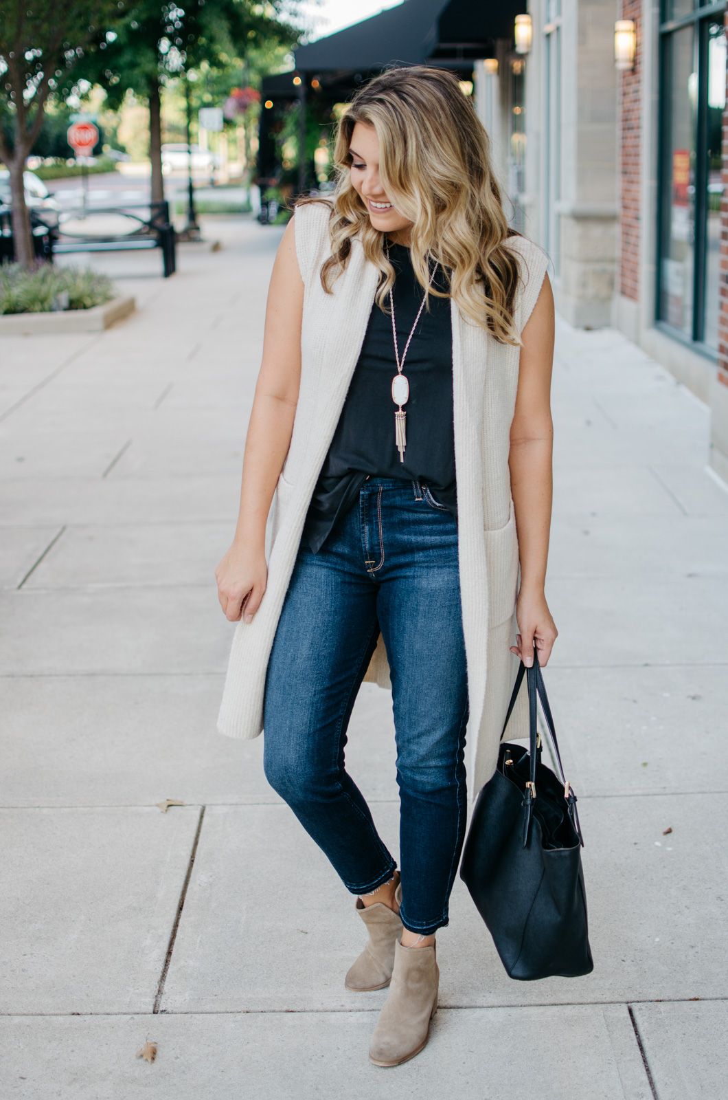 Long Sleeveless Vest Outfit
  Ideas