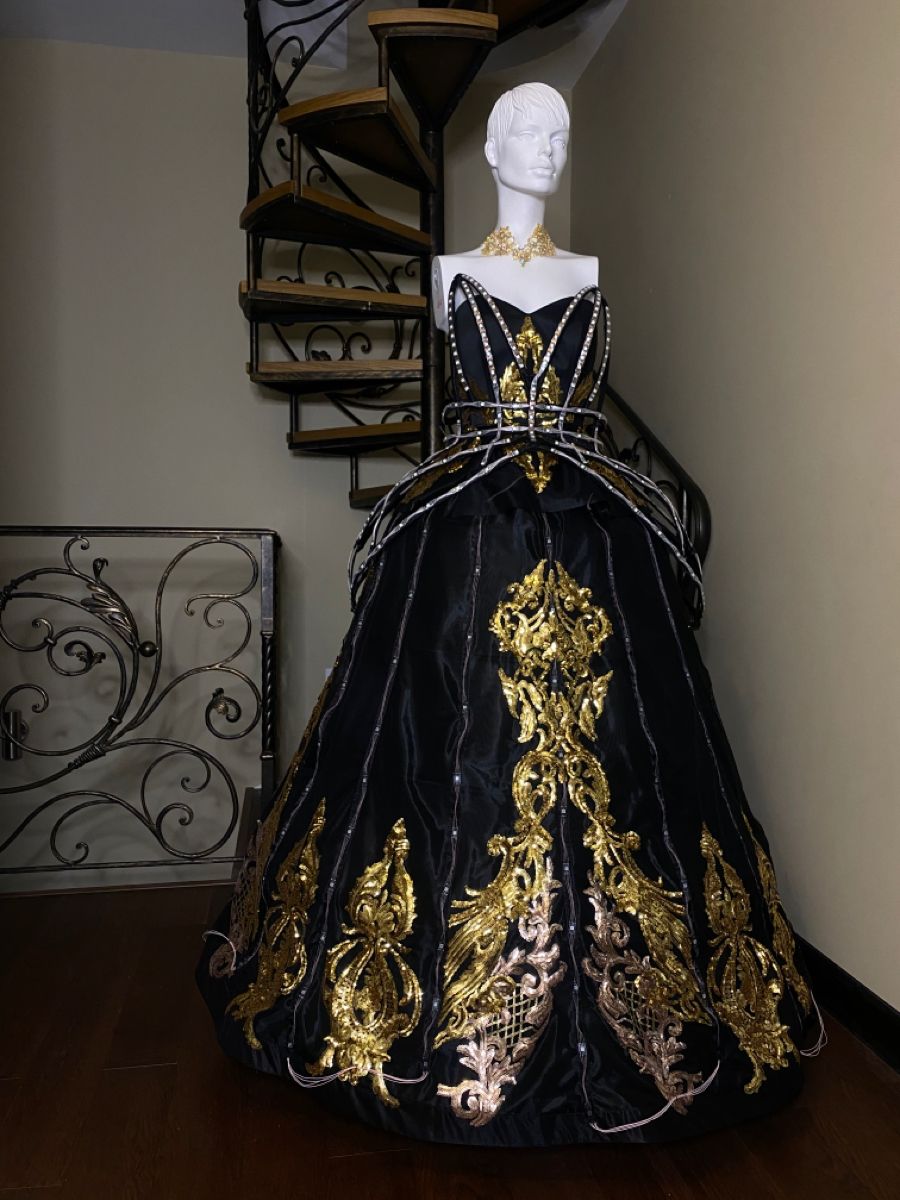 Black and Gold Dress Outfit
  Ideas