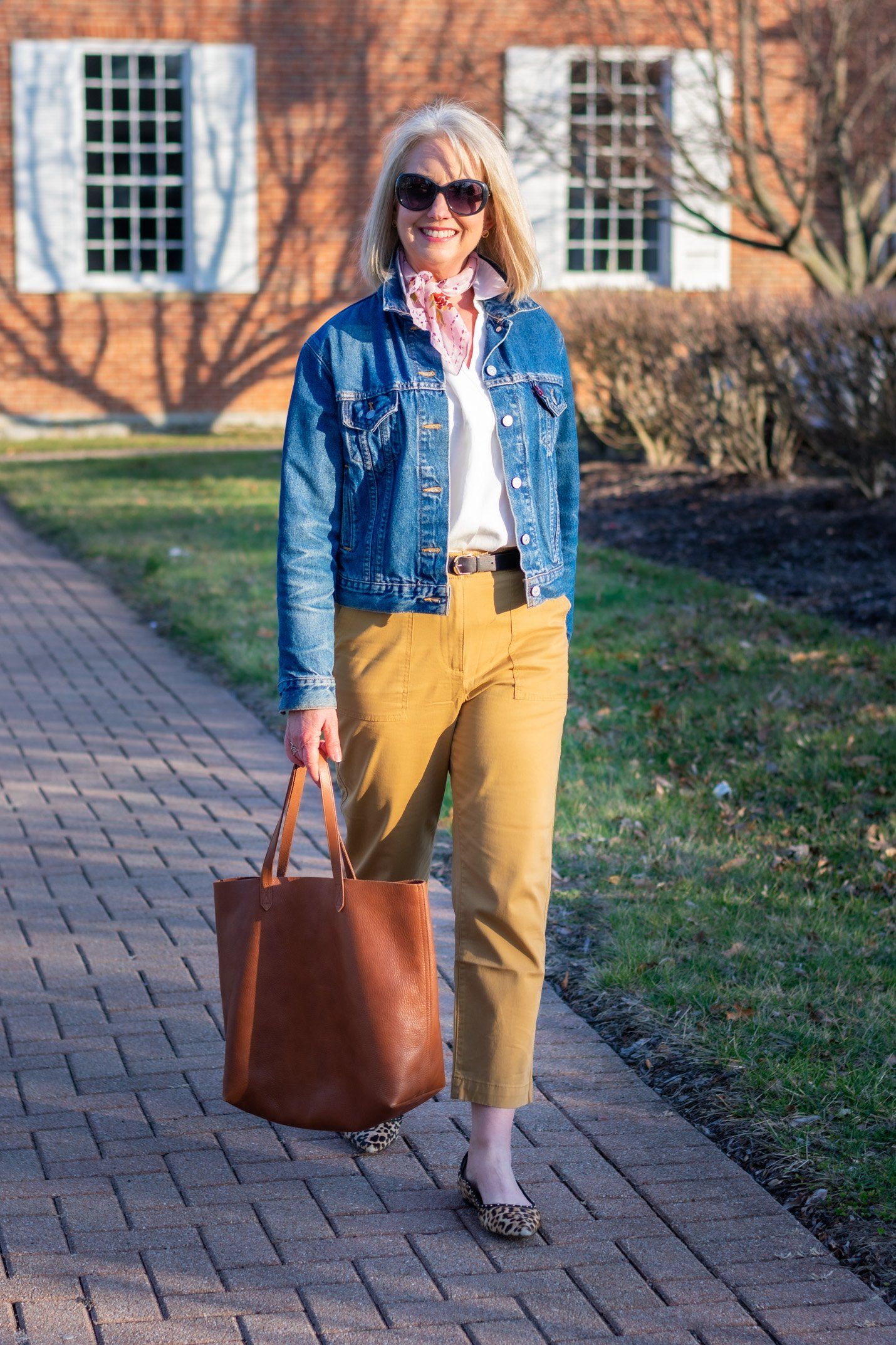Chinos Casually for Women
  Outfit Ideas