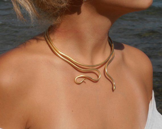 Gold Choker Necklace Outfit
  Ideas