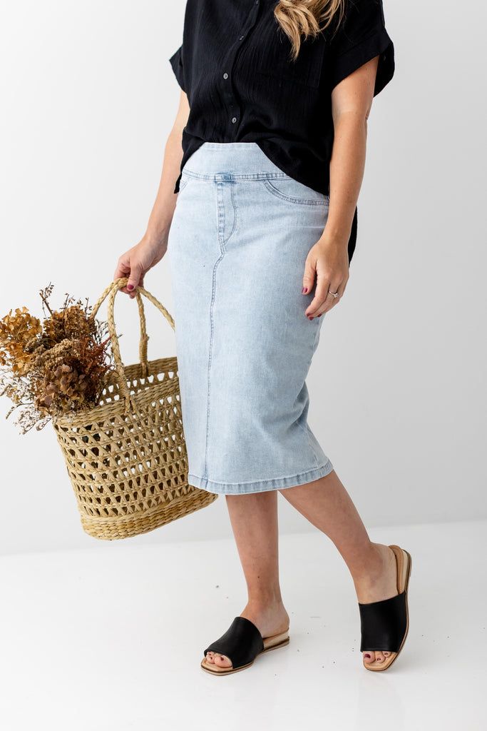 Knee Length Denim Skirt Outfit
  Ideas