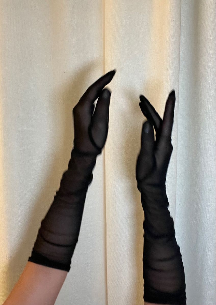 Long Black Gloves Outfit Ideas